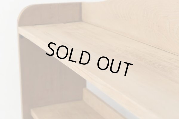 画像17: アンティーク 明るい木味の楔式本棚