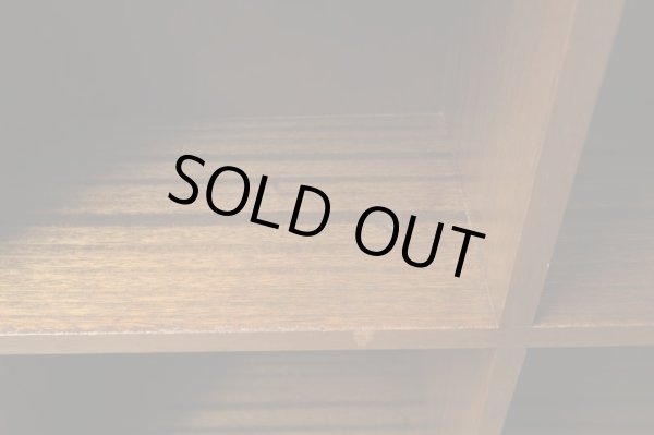 画像9: ヴィンテージ 深い木味 ラワン無垢材の収納棚 本棚