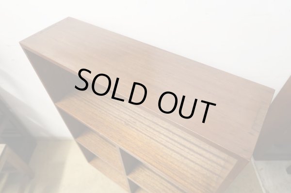 画像4: ヴィンテージ 深い木味 ラワン無垢材の収納棚 本棚