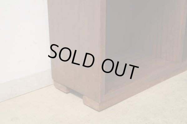 画像10: ヴィンテージ 深い木味 ラワン無垢材の収納棚 本棚