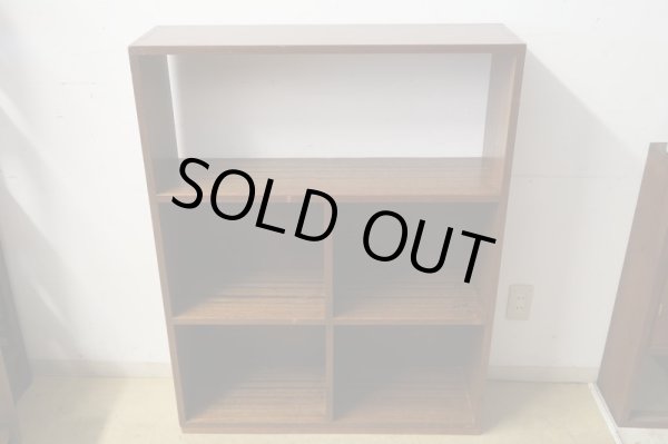 画像2: ヴィンテージ 深い木味 ラワン無垢材の収納棚 本棚