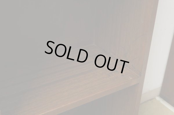 画像8: ヴィンテージ 深い木味 ラワン無垢材の収納棚 本棚