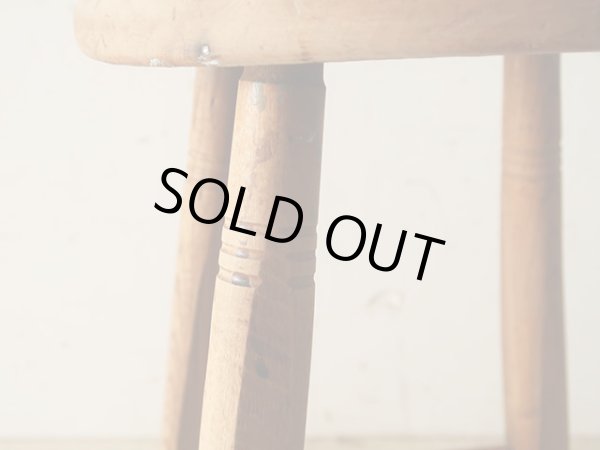 画像17: アンティーク ドラムスティックのような脚の木製スツール