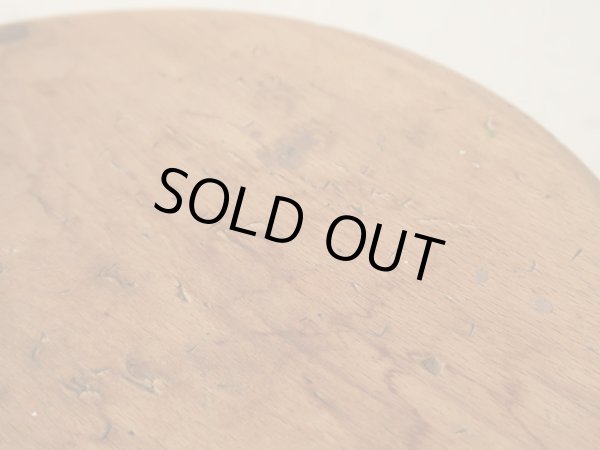 画像10: アンティーク ドラムスティックのような脚の木製スツール