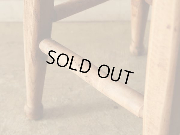 画像18: アンティーク ドラムスティックのような脚の木製スツール