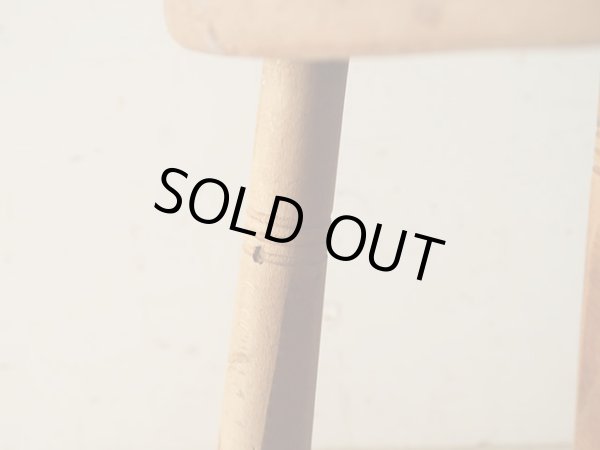 画像15: アンティーク ドラムスティックのような脚の木製スツール