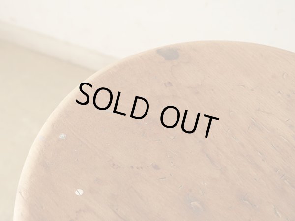 画像11: アンティーク ドラムスティックのような脚の木製スツール