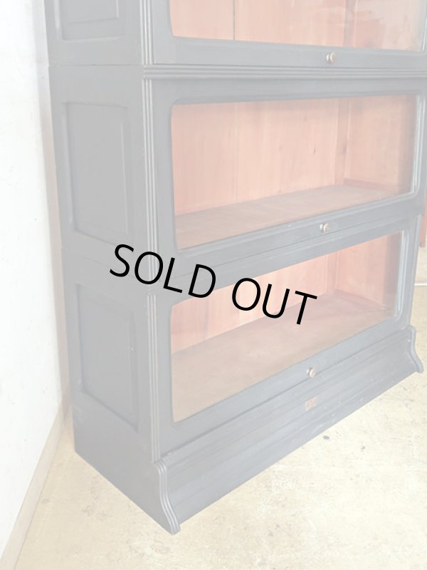 画像9: アンティーク 黒く塗られた スライド扉のガラス本箱