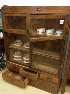 画像: 楢材で作られた昭和レトロ食器棚